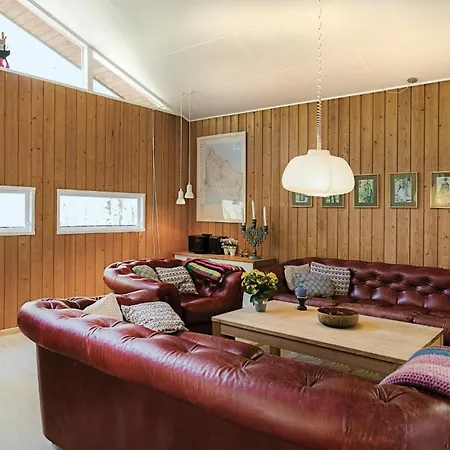 4 Bedroom Cozy In Nexo Hébergement de vacances Vester Somarken