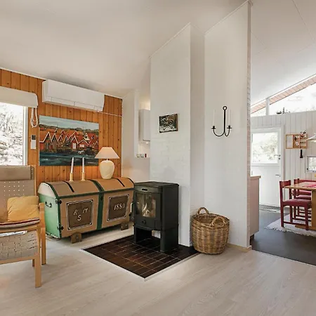 4 Bedroom Cozy In Nexo Hébergement de vacances